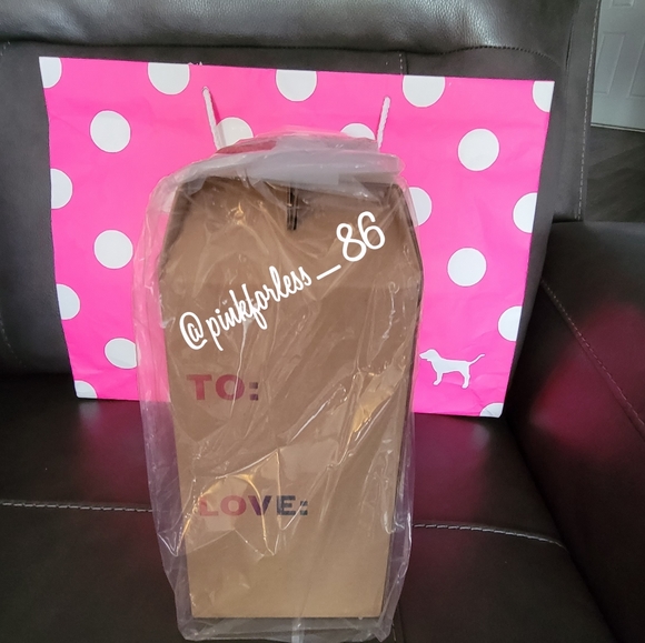 SMALL LAST ONE! VS PINK VARSITY GIFT SET - Picture 10 of 11